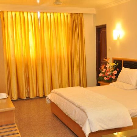 hotelpearlinn Bangalore Buitenkant foto